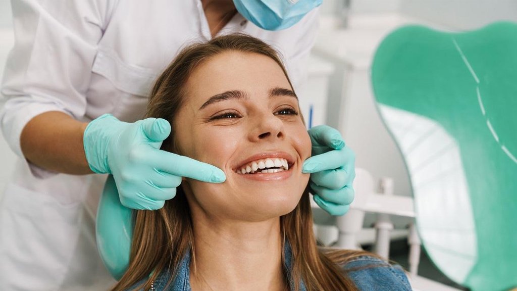 Smilende person oplever selvtillid med naturlig tandpleje